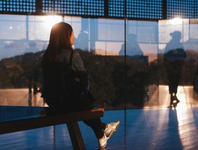 初二女生伙同多人殴打他人事件，深度分析与反思 初二女生伙同多人殴打他人