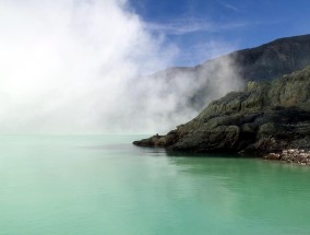 坐船游三峡，领略自然之壮美 坐船游三峡